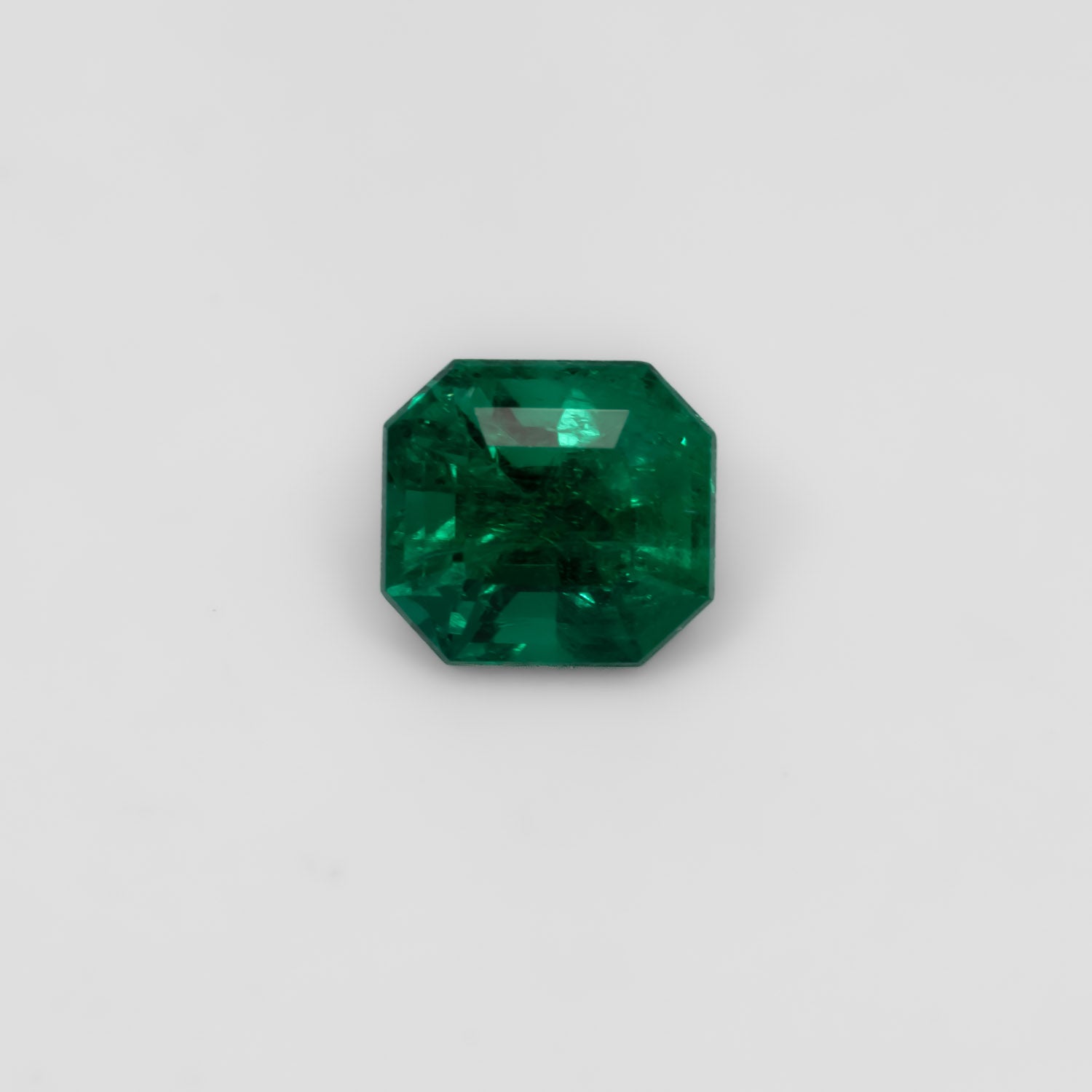 1.42ct Colombian emerald viewed under mixed white light 